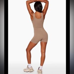 Sportbody shortysuit in dugout